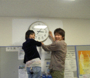 時計を取り付けているところです