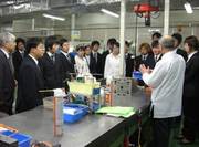 現場で説明を受ける学生たち