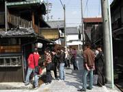 古い町並みを見学しています