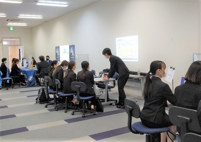 感染症拡大防止に留意した会場で、企業のご担当者の方から学生に説明をしていただきました。.jpg