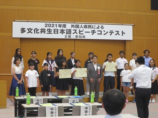 ④大村愛知県知事と出場者の集合写真撮影の様子(縮小）.jpg