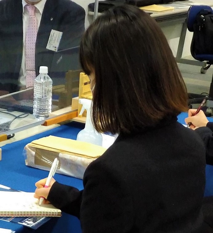 ①熱心にメモを取る学生。企業研究をしっかりします。.jpg
