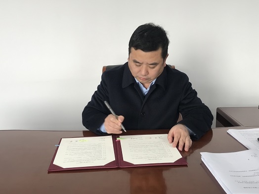 湖北大学刘建平校长签署两校协议1.jpg