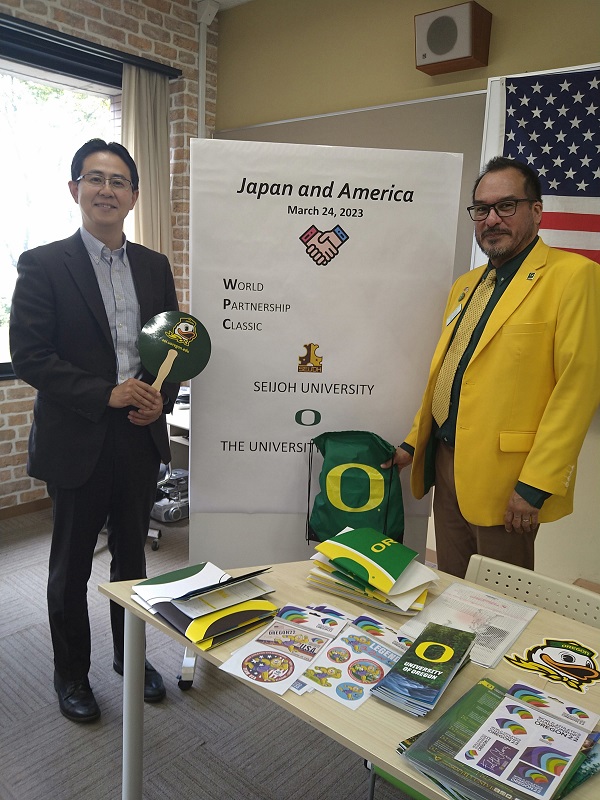 写真2 Varela博士と石田学長との記念撮影 600.jpg