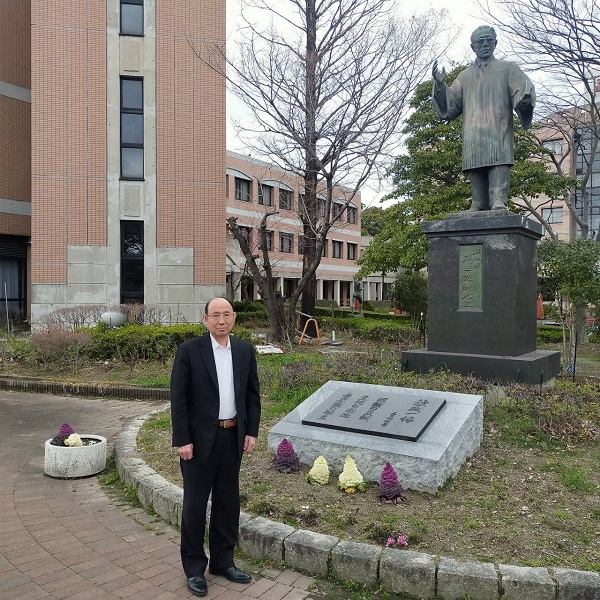 写真1 名古屋福徳日本語学院 トウ校長 記念写真.jpg