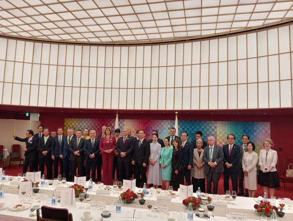 写真⑤サムネイルブルガリア　ナショナルデー午餐会集合写真.jpg