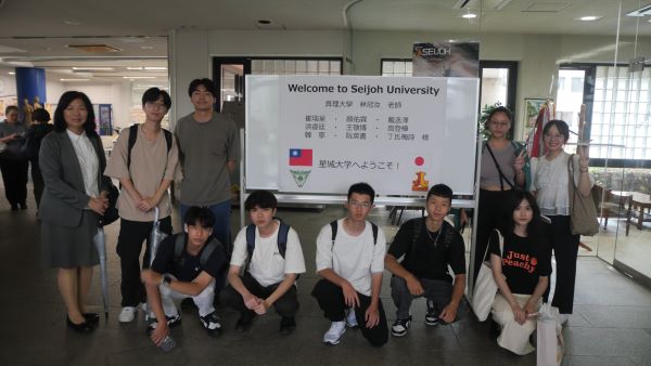 エントランスで記念撮影 (1).jpg