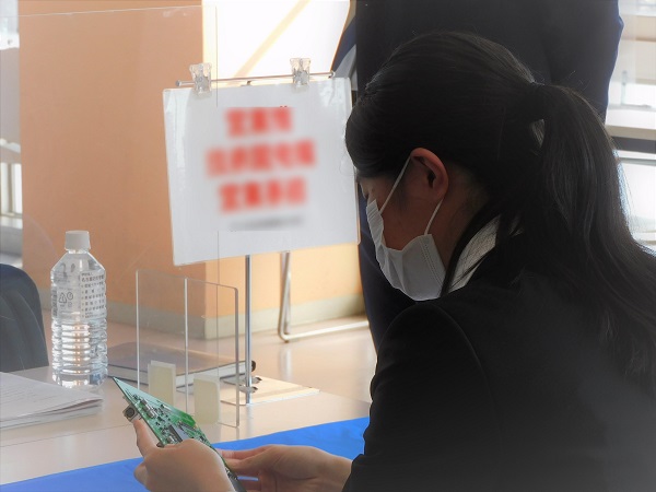 商品に触れて理解を深める学生 600.jpg