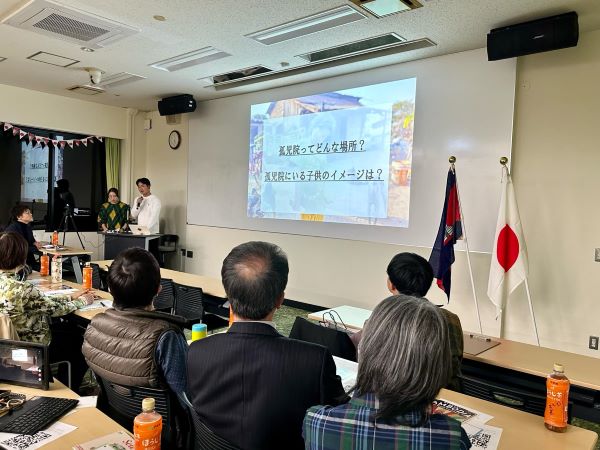 カンボジアでボランティア活動してきた学生の発表1.jpg