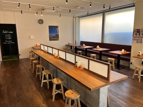 03. 四万十おうどん(店内飲食スペース).jpg