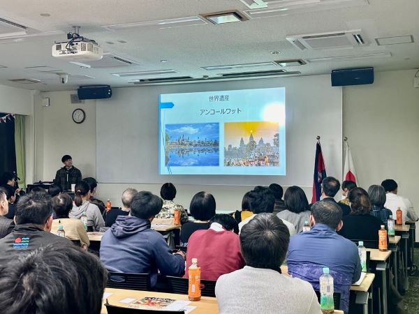 カンボジア国籍の留学生の発表.jpg