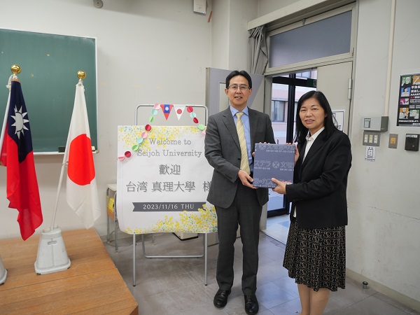 09 星城大学から真理大學へ記念品〇.JPG