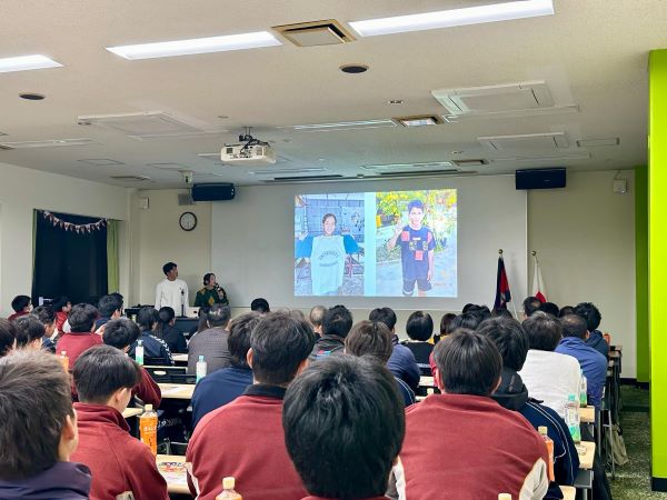 カンボジアでボランティア活動してきた学生の発表2.jpg