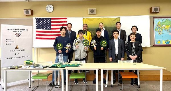 写真1 留学するの学生、教職員との記念撮影 600.jpg