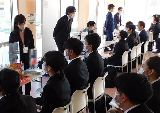 No.53 ②P19 学内業界研究会の写真1.jpg
